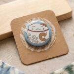 PETIT BADGE CHAT SOURIANT